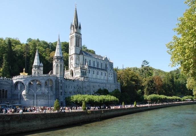 Lourdes_Basilique_et_gave